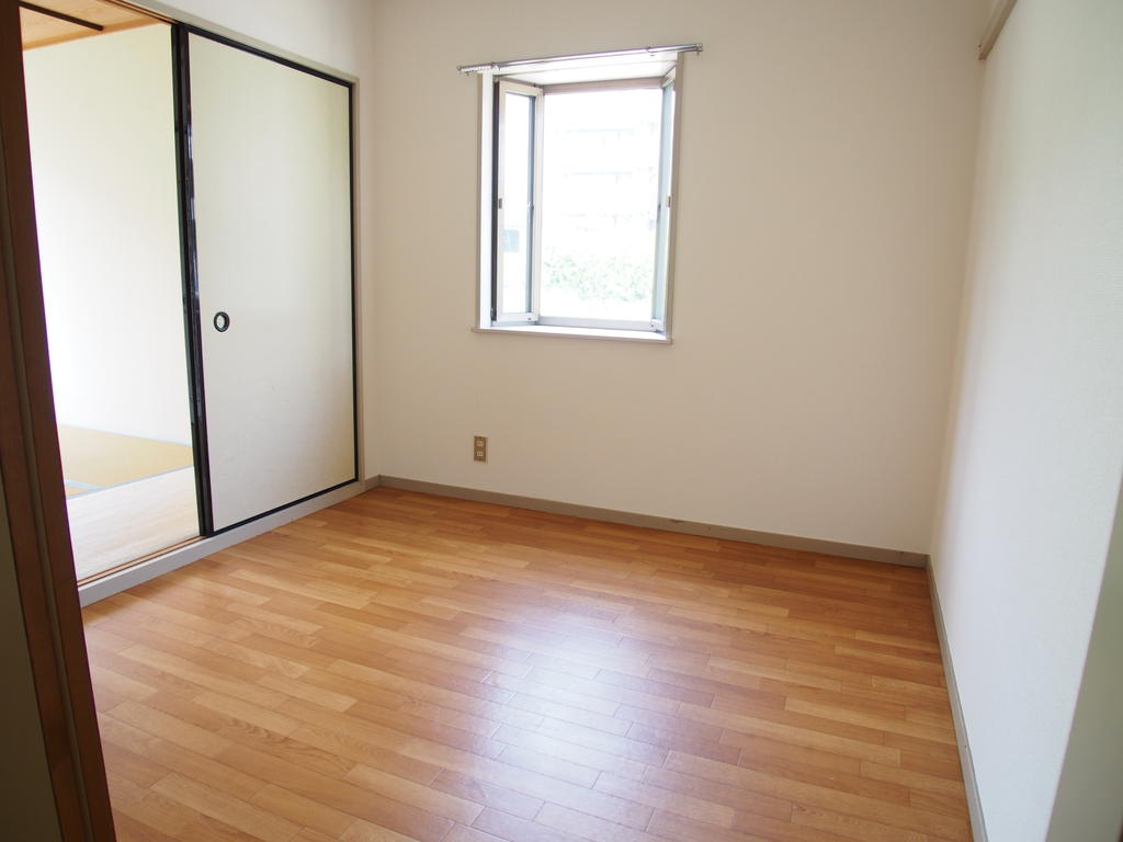 その他部屋・スペース　和室の入口側には4帖間の洋室があります！！