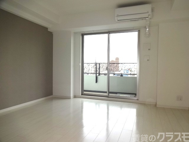 居室・リビング　窓からの光がいい感じです。