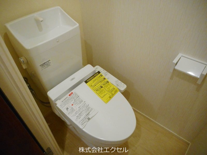 トイレ　温水洗浄便座です。