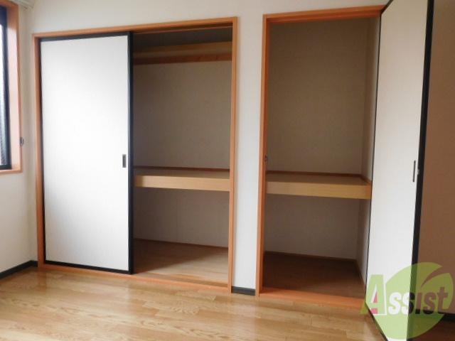 収納　壁一面収納になっておりたくさんしまえて便利です