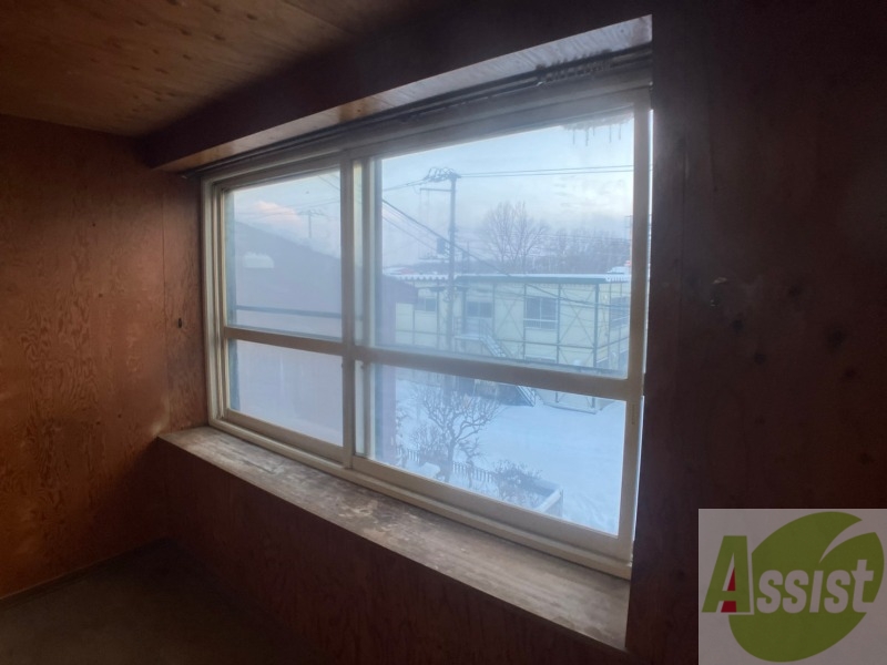 バルコニー　大きな窓がありますので風通しが良さそう。