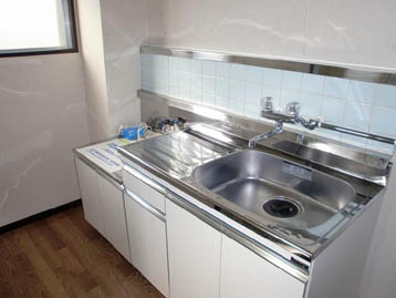 キッチン　清潔感のあるステンレスキッチンで自炊も快適。