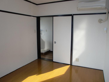 居室・リビング　エアコン付きの洋室。