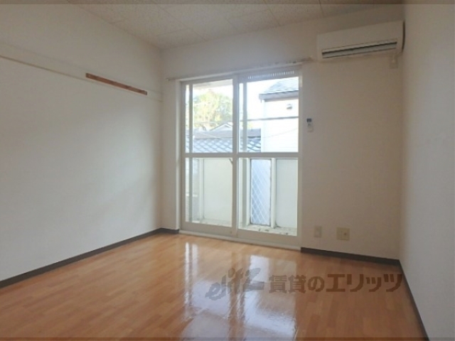 居室・リビング　日当たりが良い部屋です。