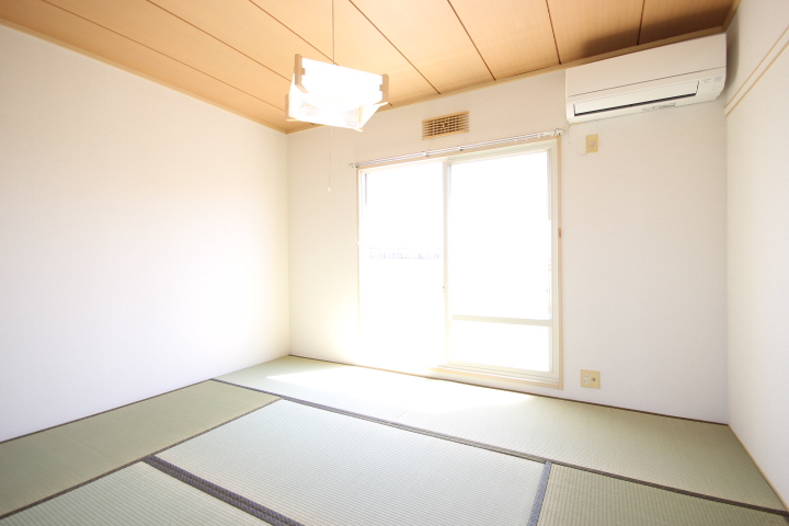 居室・リビング　日当たりの良い南向き和室６帖です！