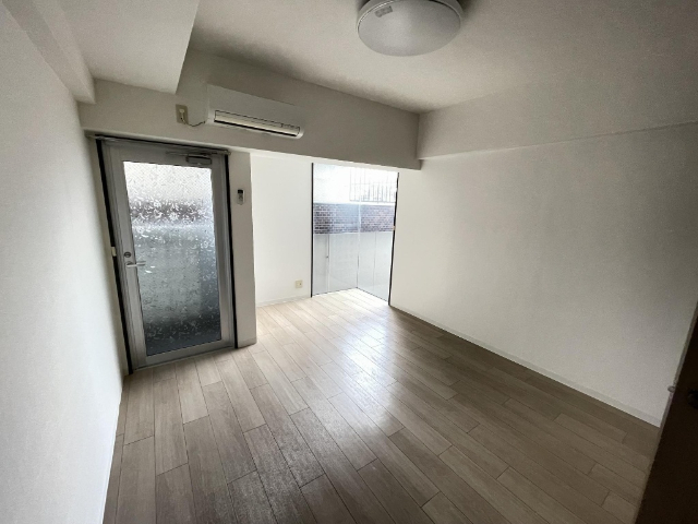 居室・リビング　窓がオシャレなお部屋です