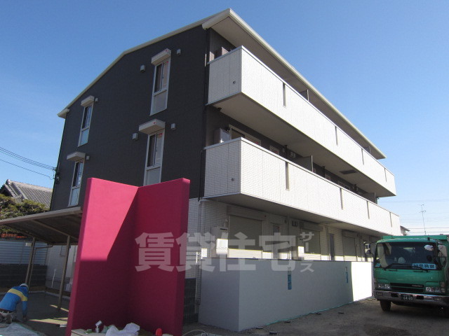 堺市西区鳳西町のアパートの建物外観