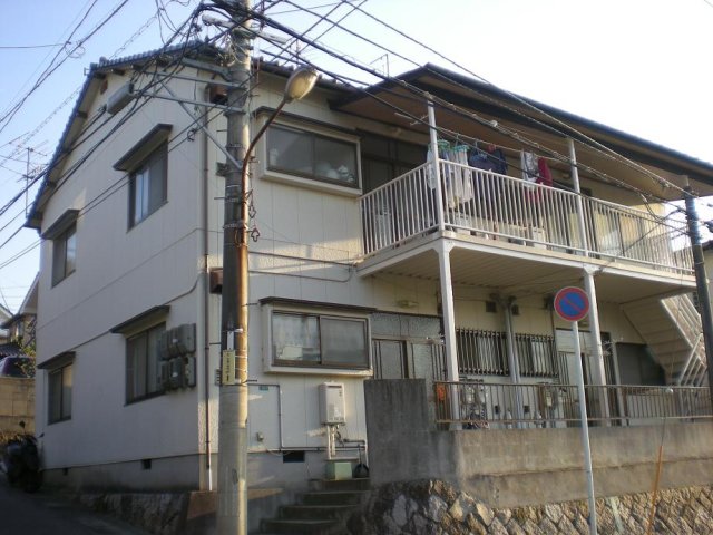 安芸郡府中町八幡のアパートの建物外観