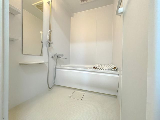 バス・シャワールーム　ゆったり過ごせるお風呂です ※間取り反転の場合あり、内装が若