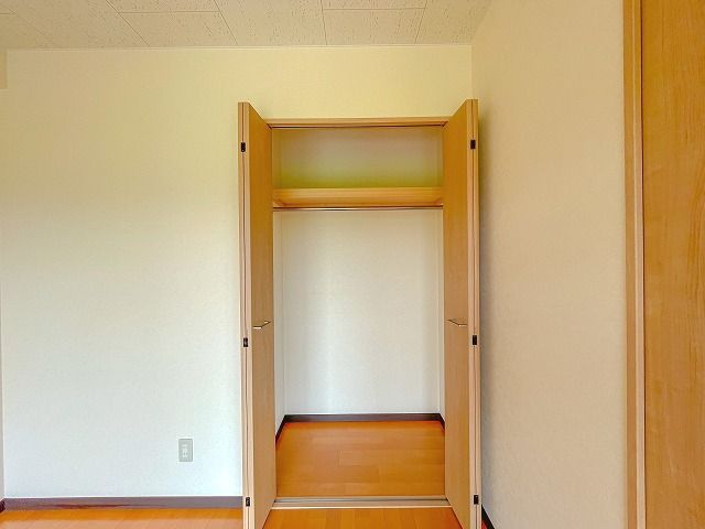 収納　たっぷりとした収納スペースです ※間取り反転の場合あり、内装