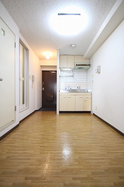 居室・リビング　同物件別室です。