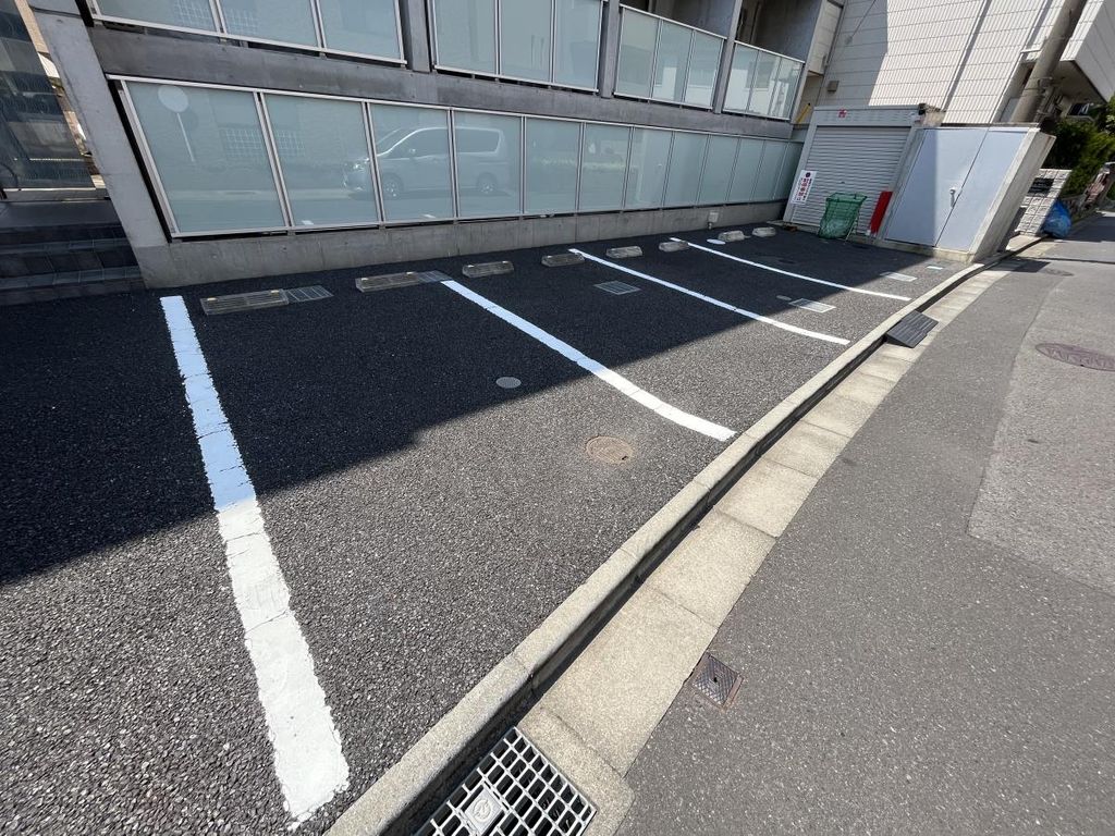 【藤沢市朝日町のマンションの駐車場】