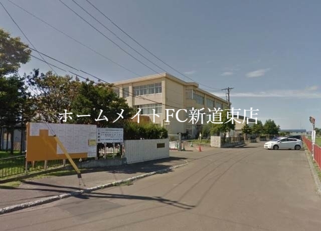 中学校　札幌市立丘珠中学校（中学校）まで936m