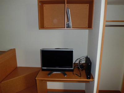 その他　テレビと棚とクローゼット。