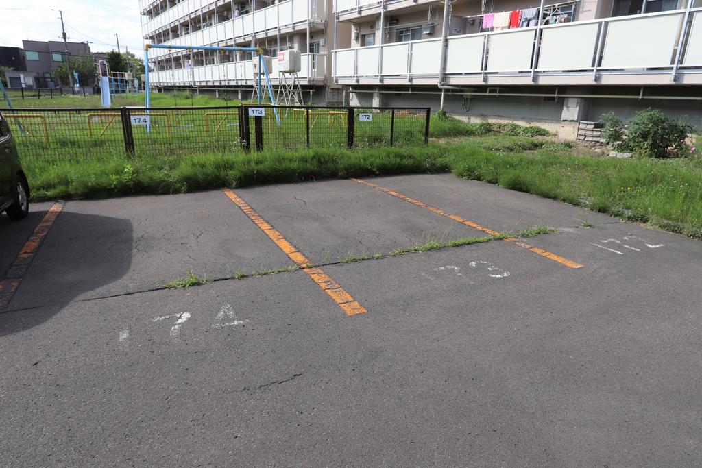 【札幌市手稲区富丘一条のマンションの駐車場】