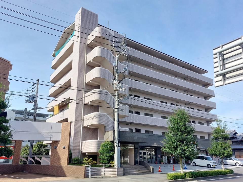 松山市樽味のマンションの建物外観