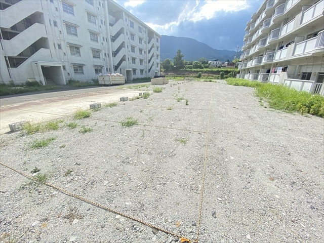 【御所市大字多田のマンションの駐車場】