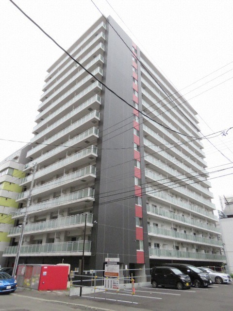 札幌市中央区南五条西のマンションの建物外観