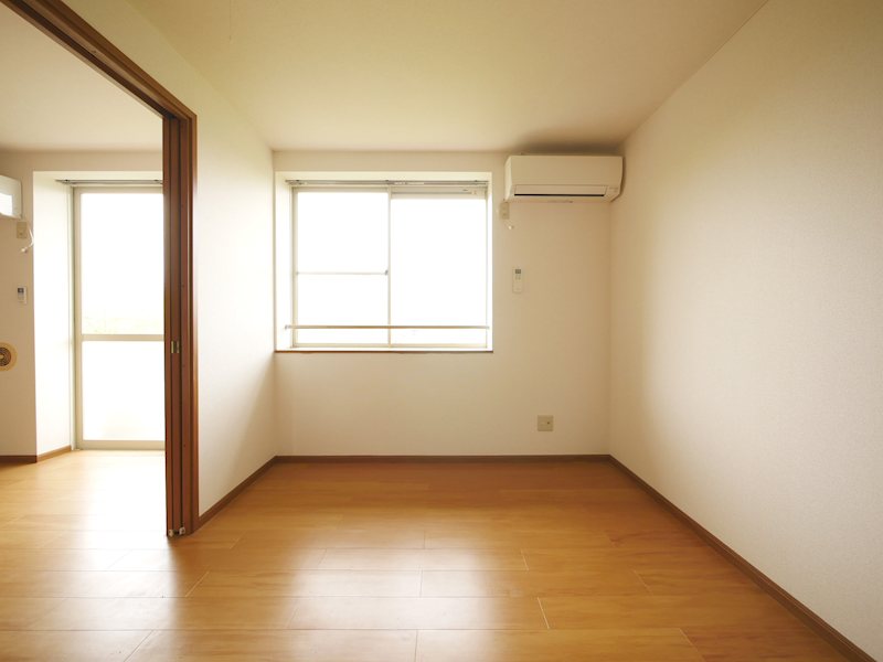 居室・リビング　南側洋室