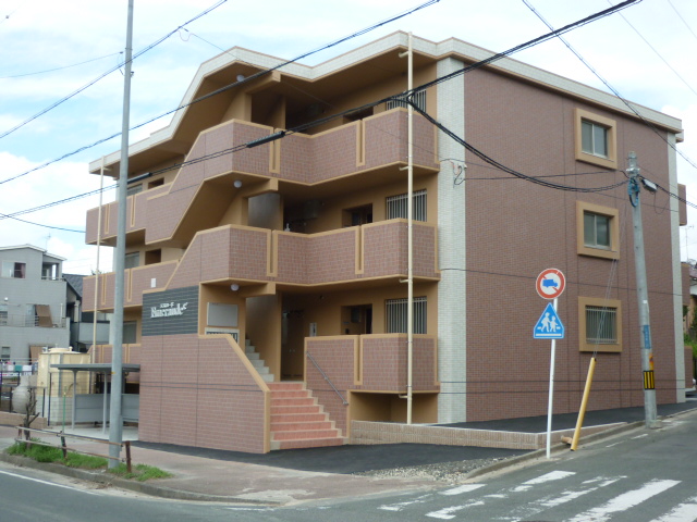 建物外観　鉄筋コンクリート３階建