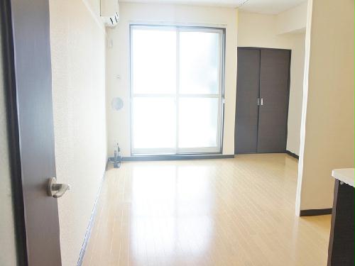 居室・リビング　明るい陽射しが差し込むお部屋です♪