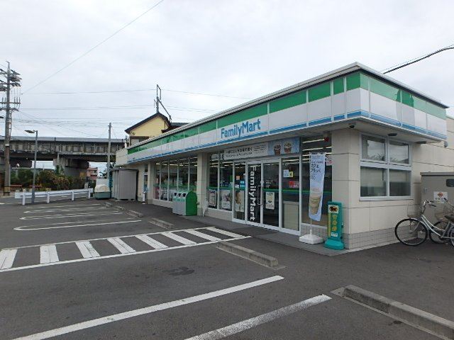 コンビニ　ファミリーマート（コンビニ）まで320m