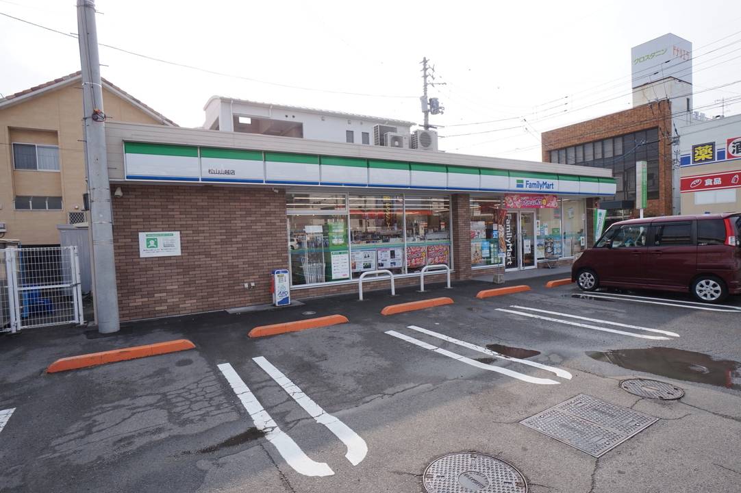 コンビニ　ファミリーマート松山山越店（コンビニ）まで195m