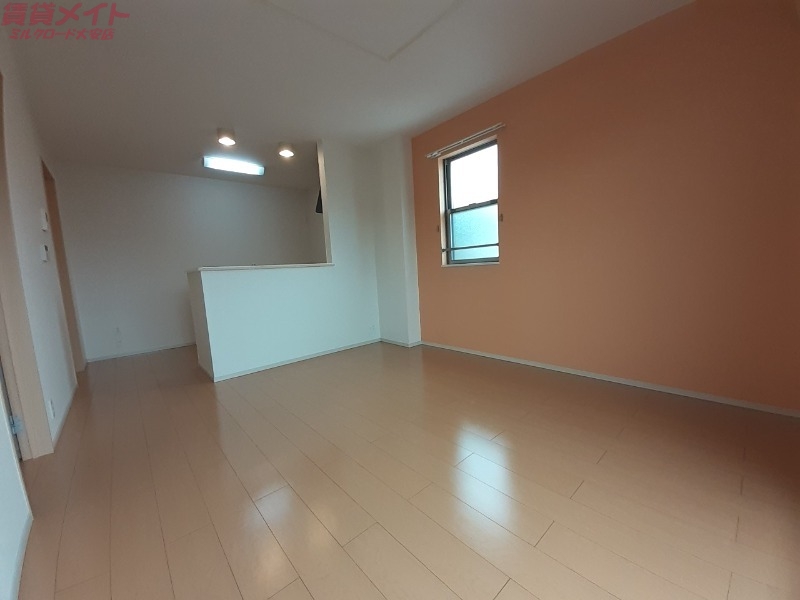 居室・リビング　同物件別室写真