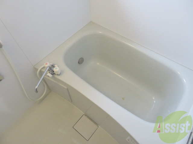 バス・シャワールーム　とても広いお風呂です。足もゆっくり伸ばせますね