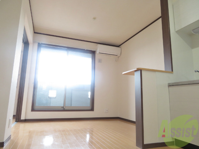 居室・リビング　とても広いリビングです。陽当たりがとてもいいですね