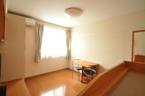 居室・リビング　開放的な窓があり明るい空間です