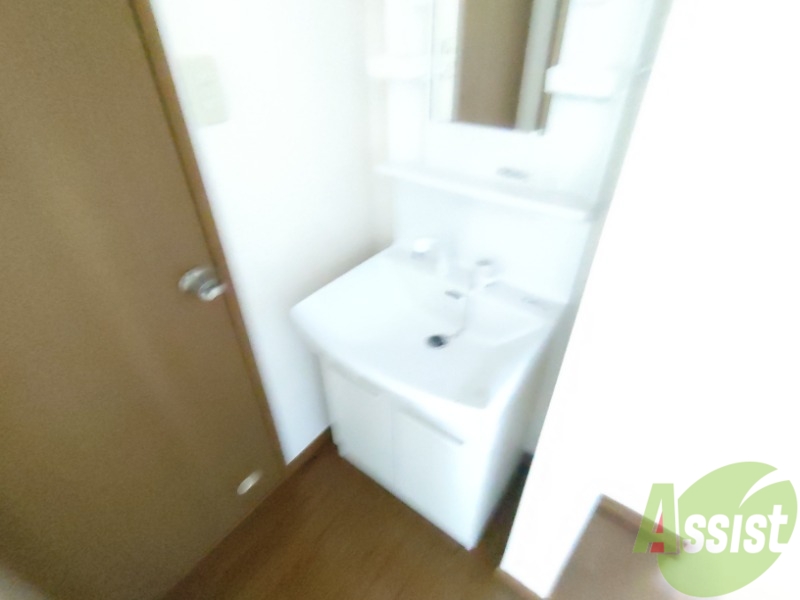 洗面設備　洗面台はシャワーノズルも付いて便利に活用できます