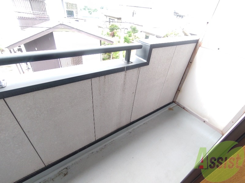 バルコニー　ベランダはよく日が当たり気持ちの良い空間です。