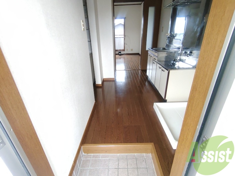 玄関　玄関からの様子です。綺麗なフローリングが広がっています。