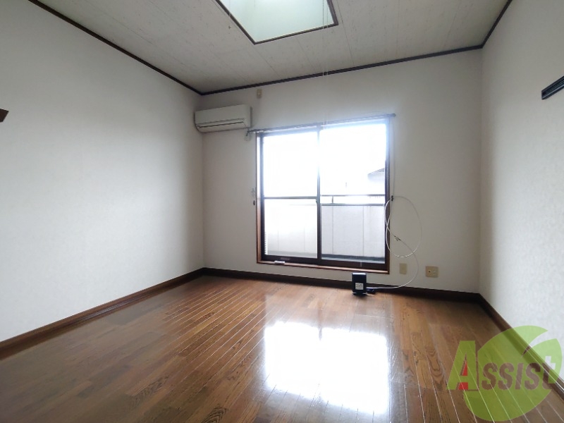 居室・リビング　広くきれいなリビングは明るい光も良く差します。