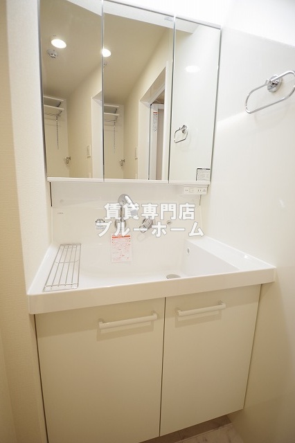 洗面設備　三面鏡独立洗面台！