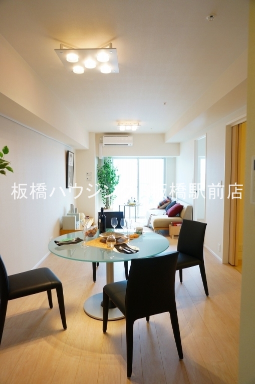 居室・リビング　明るいリビング