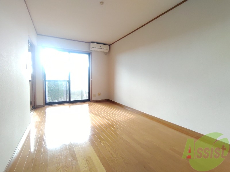 居室・リビング　広くきれいなリビングは明るい光も良く差します。