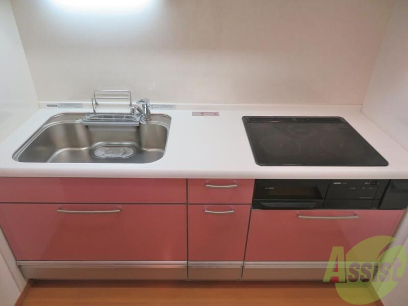 キッチン　可愛らしいピンク色のシステムキッチンです。かなり綺麗です。