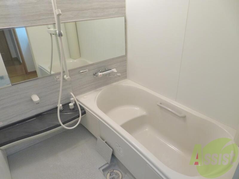 バス・シャワールーム　お風呂がとても綺麗で、広いです。こんなお風呂良いですね。