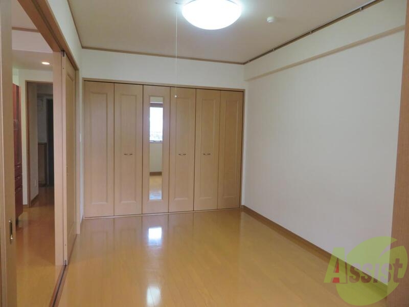 その他部屋・スペース　隣の洋室になります。こちらも広くておてものびのび出来ますよ。