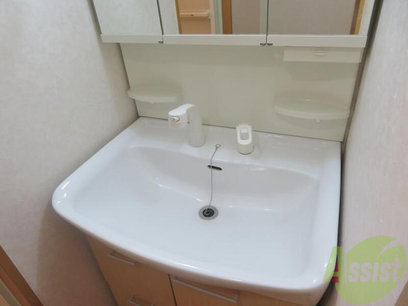 洗面設備　洗面台です三面鏡になってますので身だしなみも整えられます。