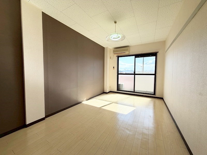 居室・リビング　アクセントクロスがお洒落なリビング。