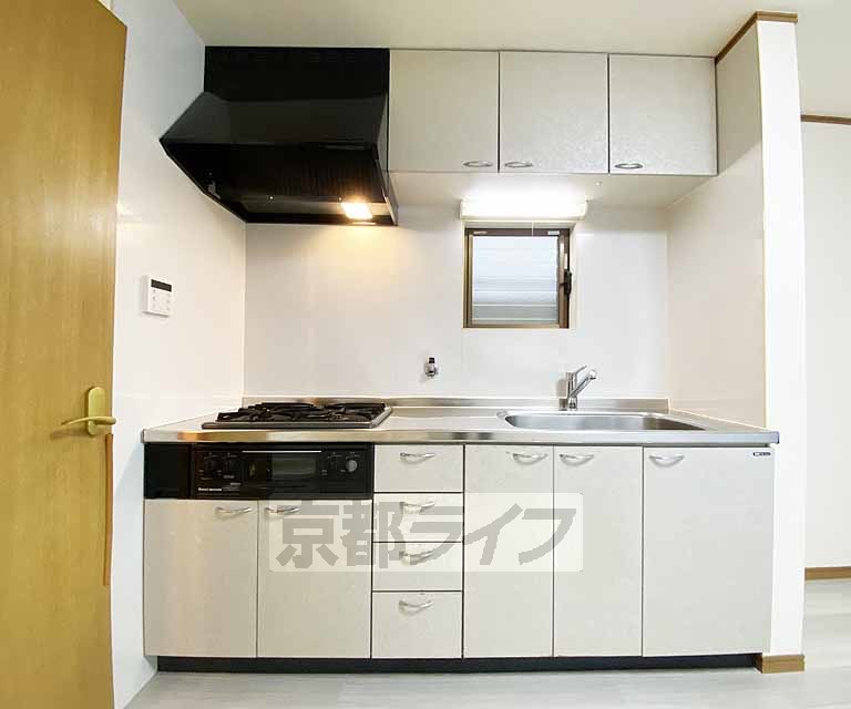 キッチン　三口コンロを備えたキッチンです。