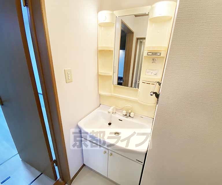 洗面設備　収納性の高い洗面所です。