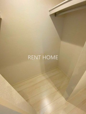 収納　ウォークインクローゼットで収納たっぷり入ります