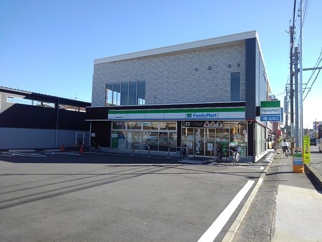 コンビニ　ファミリーマート（コンビニ）まで300m