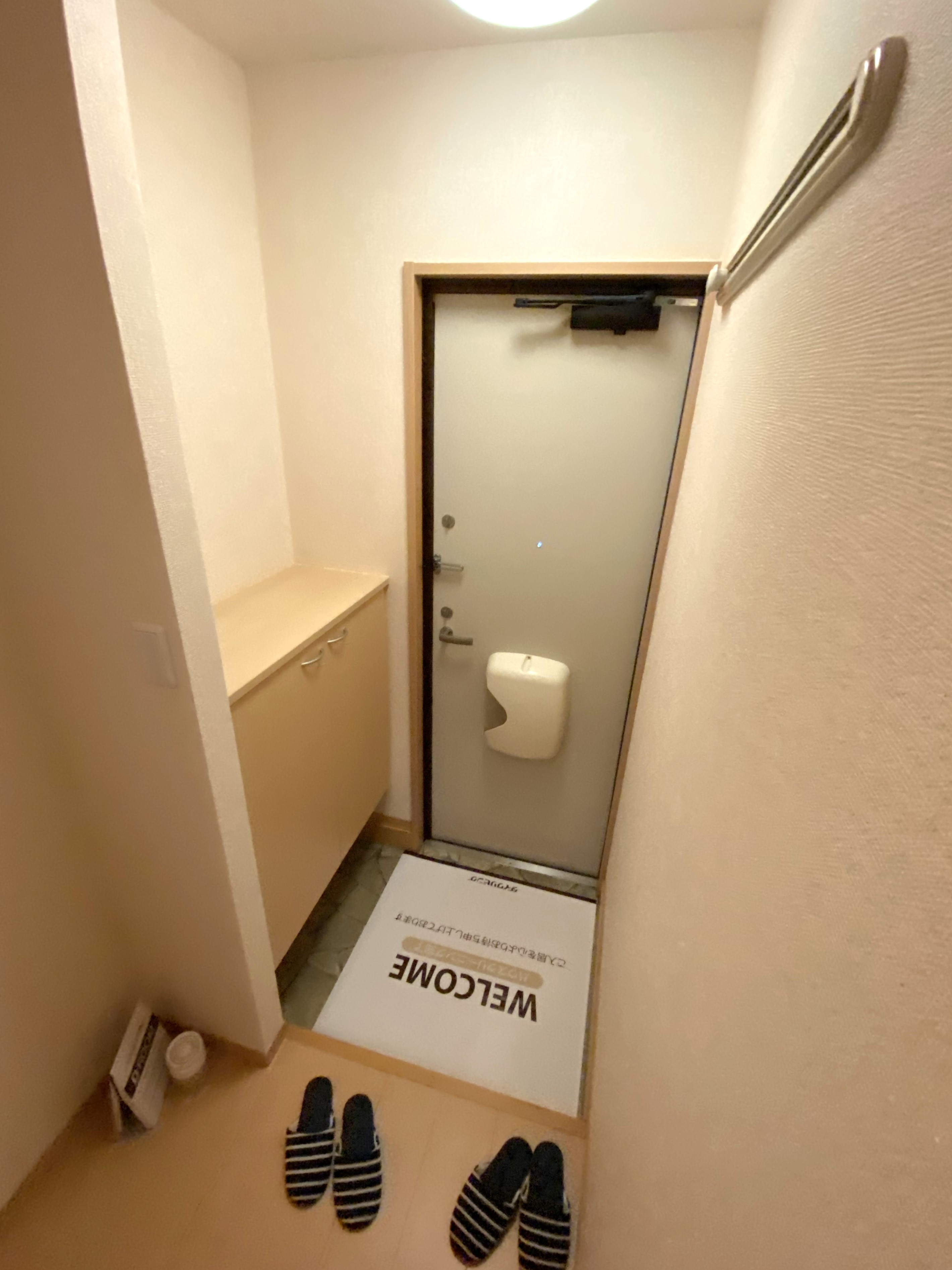玄関　※写真は1階のお部屋です