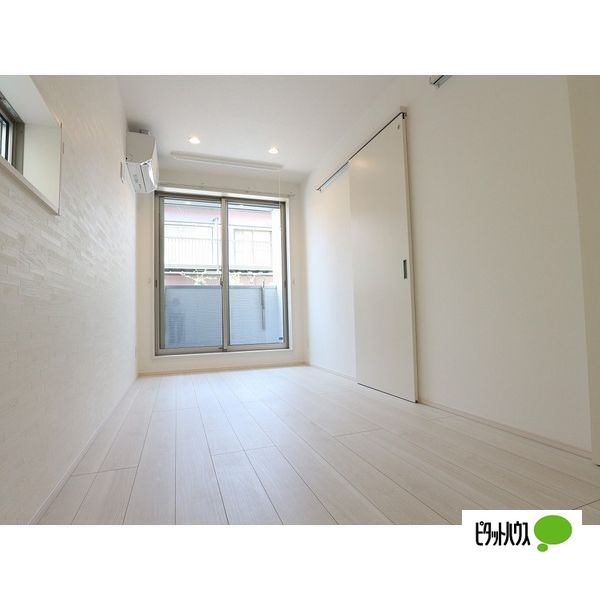 居室・リビング　１０１号室の写真です。