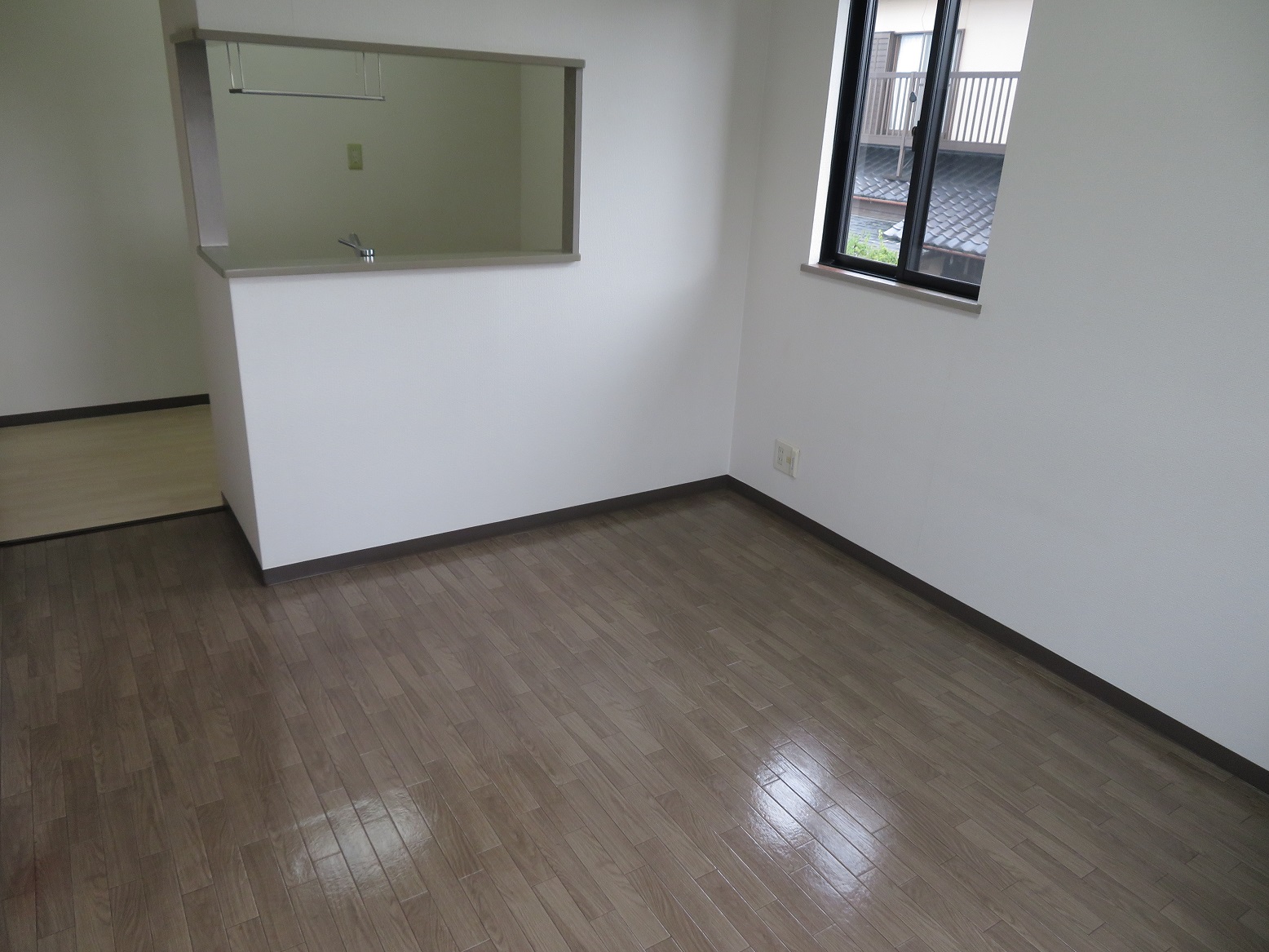 居室・リビング　203号室の画像になります。